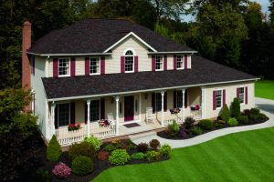 Residential home with 2025 Shingle Color of The year: Merlot on it!